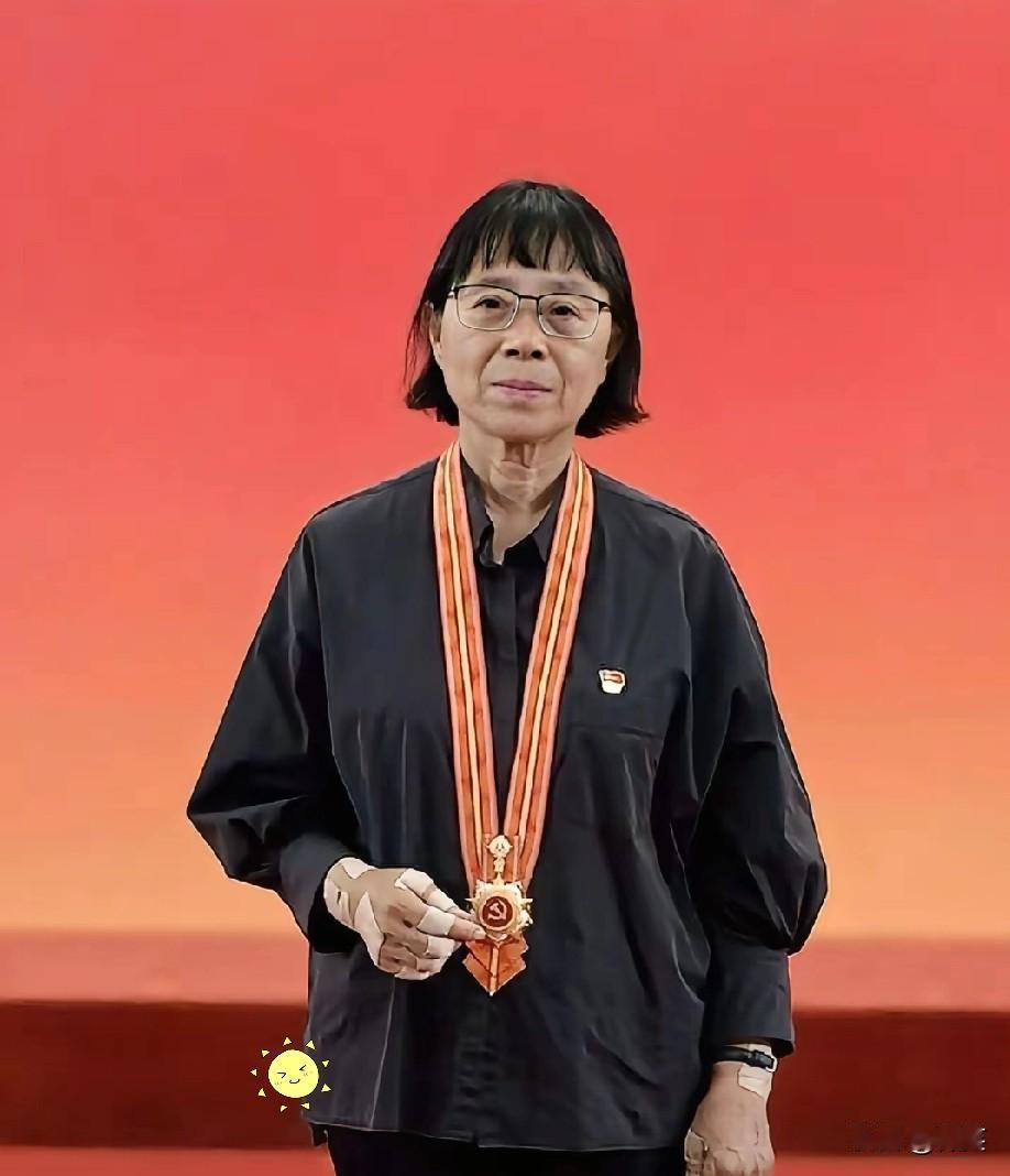 张桂梅终于能喘口气了。华坪女高的新教学楼落成交付，她把日常管理的担子，交到了