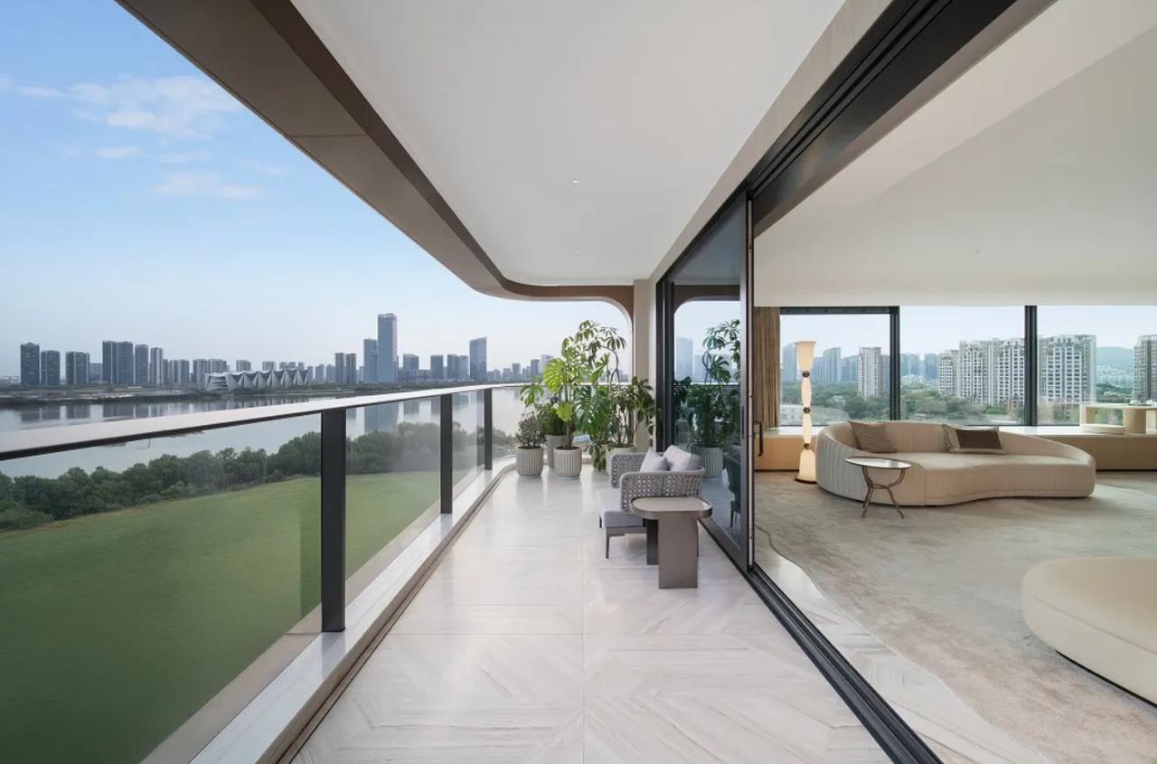 【南沙楼盘猜猜猜】其实也不用猜了，这阳台江景，这客厅江景，这主卧江景，还有谁呢！