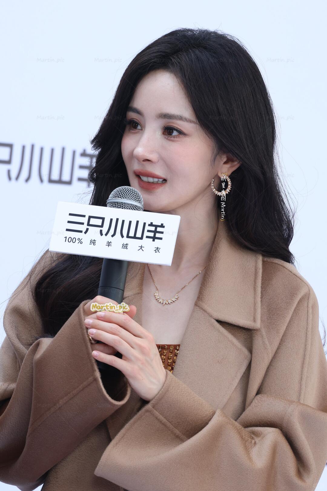 杨幂路人镜头下杨幂今日南京线下活动生图又美又贵气，完全韩剧女主出场！