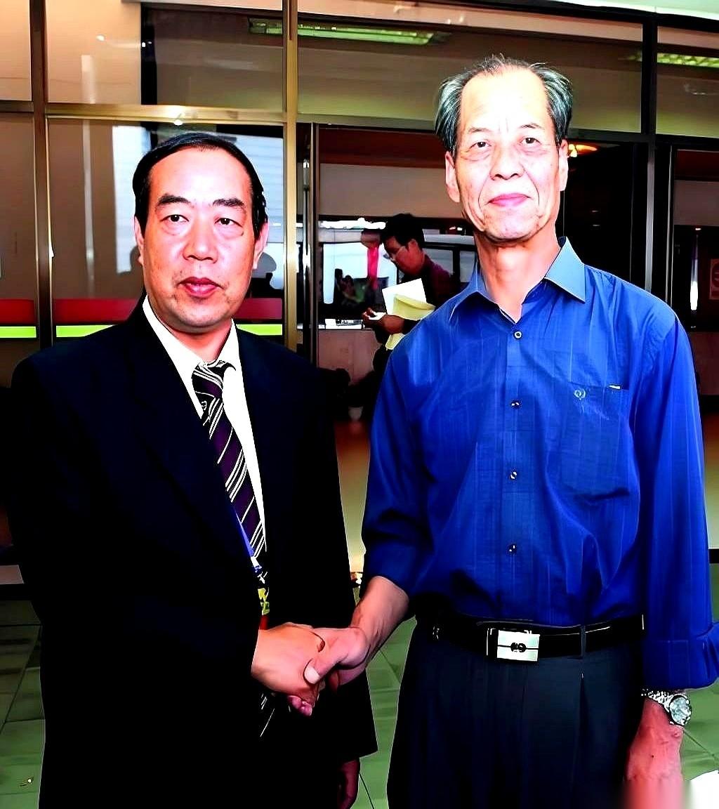 网上流传着两张文坛大佬的同框旧照，把成年人社交场上的那点真实，扒得干干净净。主角