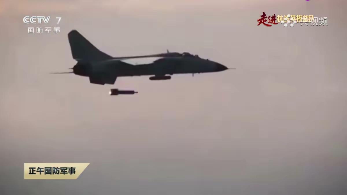 歼轰-7:豹爷我打的就是精锐！歼轰-7可谓是我空军和我海军现役战机中最“老”