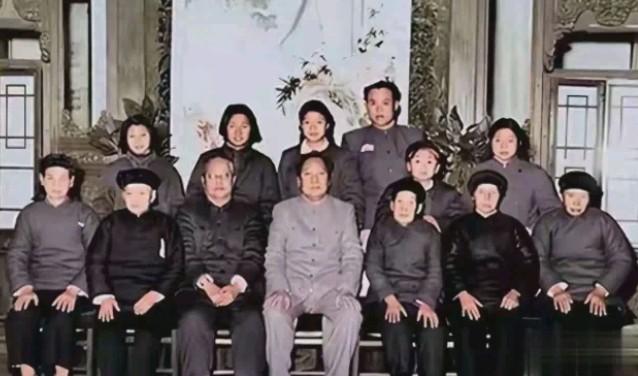 翻看毛主席的全家福，画面温情满满，可细细品读之后，总会让人莫名破防。这张珍贵