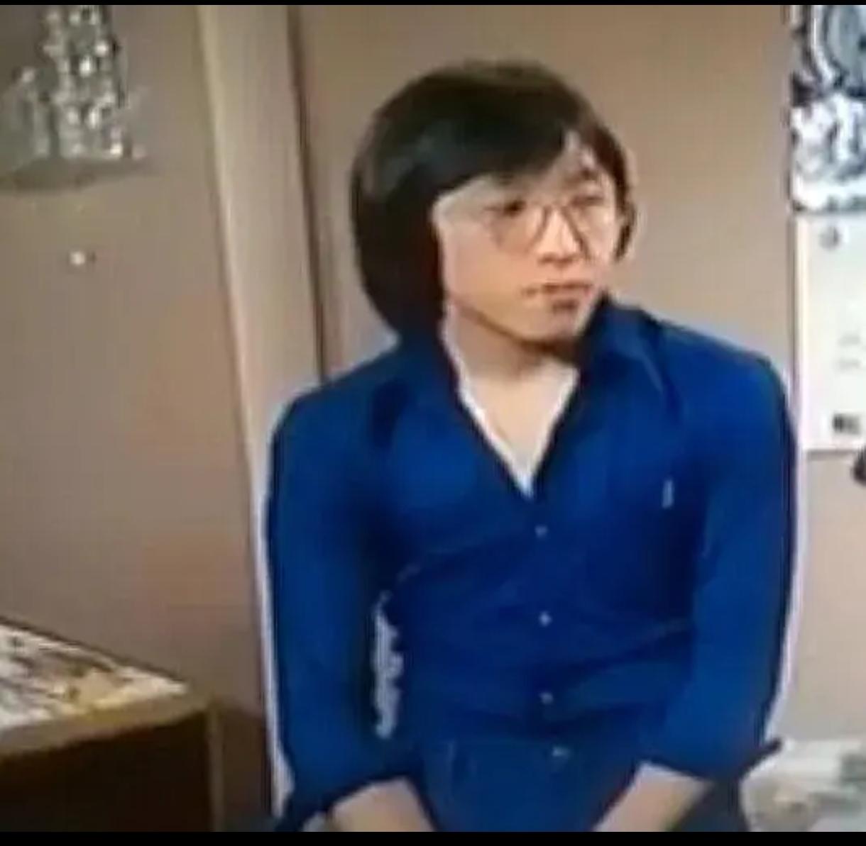 想不到王晶导演年轻时如此清瘦，他本名叫王日祥。年轻和年老的自然现象，从王瘦子到王
