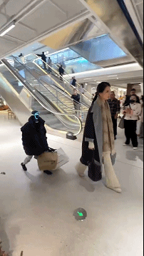 机器人:一天天的，跟有病似的！