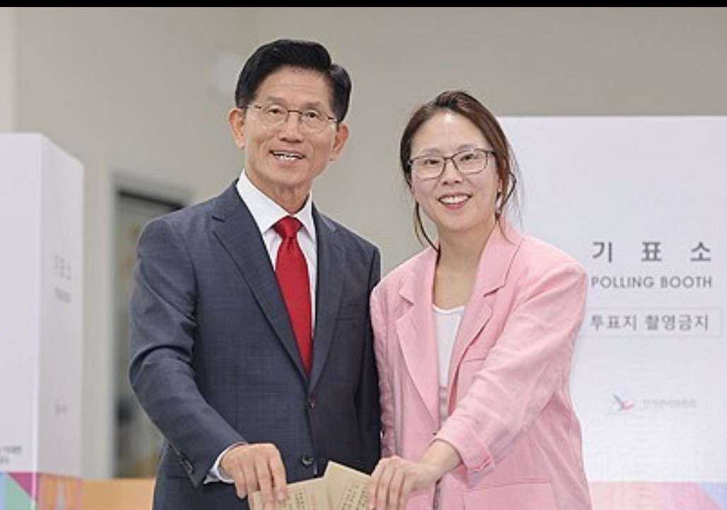 金文洙父女投票，民调仅三成五---