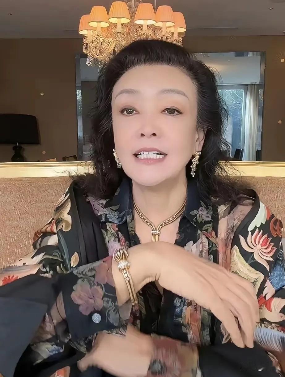 张兰开播了！网友:你还会去湾湾吗？张兰:筱梅现在住着院呢！我留守大本营，去了