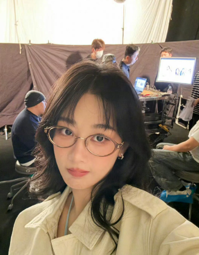 杨紫的片场状态总是充满活力，她与角色仿佛融为一体。这段制服小包总的花絮，不仅体现