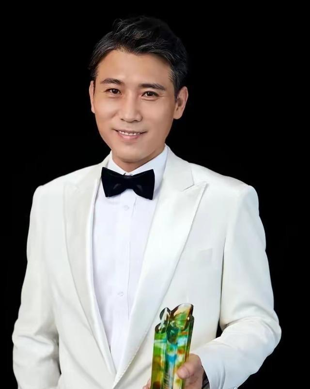 1997年，王千源开了一家饭馆，李乃文和赵春阳去吃饭，吃完后，赵春阳擦擦嘴就走，