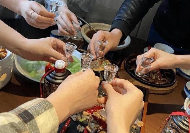 黑龙江纪委通报：以下几种情形的吃喝问题违规！一是，值班期间，值班员自己带酒在值