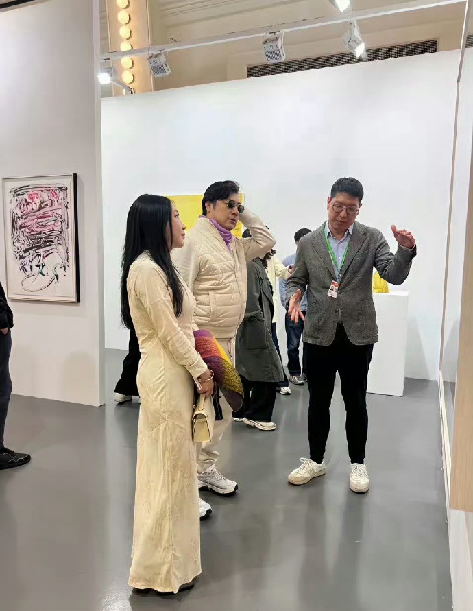 李湘和王岳伦是离婚夫妻的模范天花板。王诗龄过生日，王岳伦专程飞往国外。从李湘给他