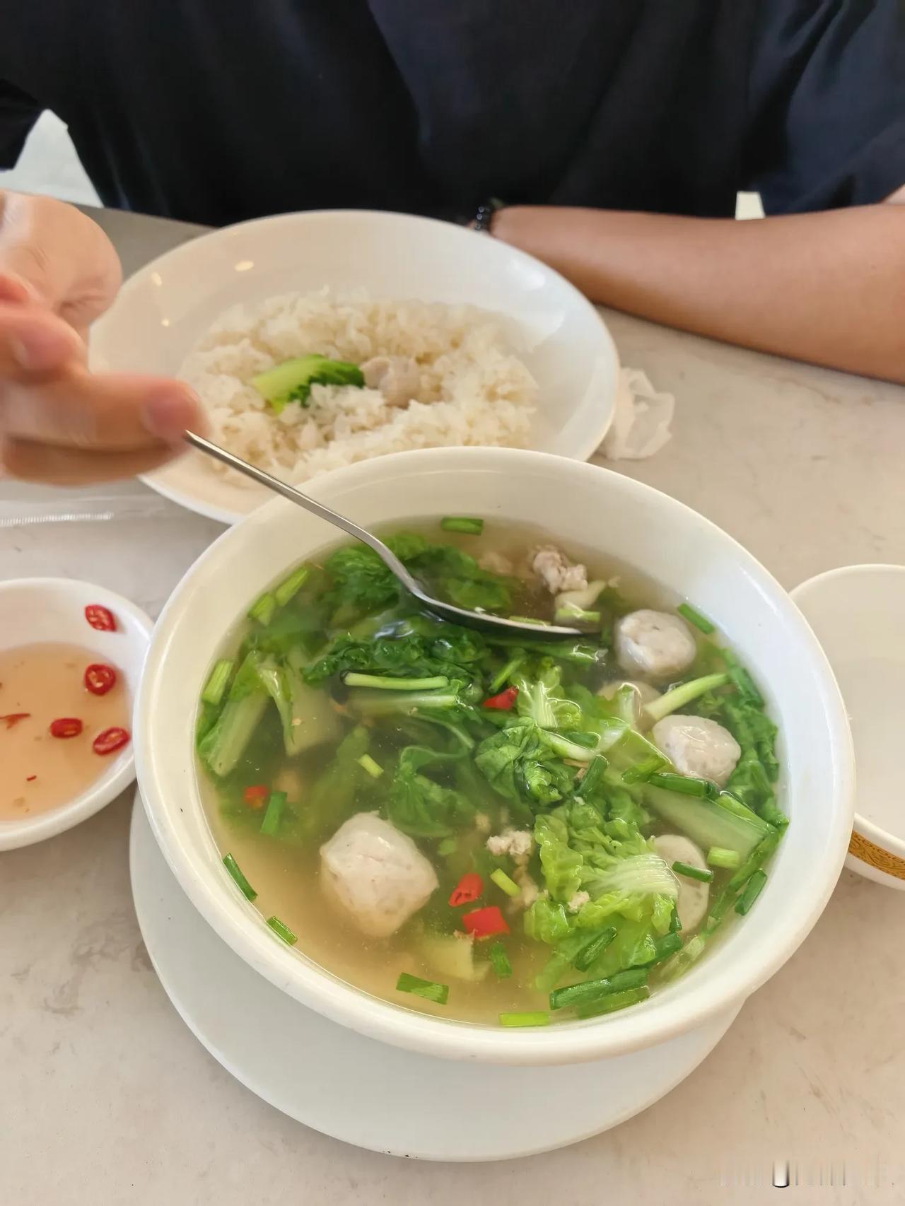 柬埔寨人的早餐吃什么？图一其实是午餐吃的，因为出来吃比较晚，所以就点了这个，是鱼