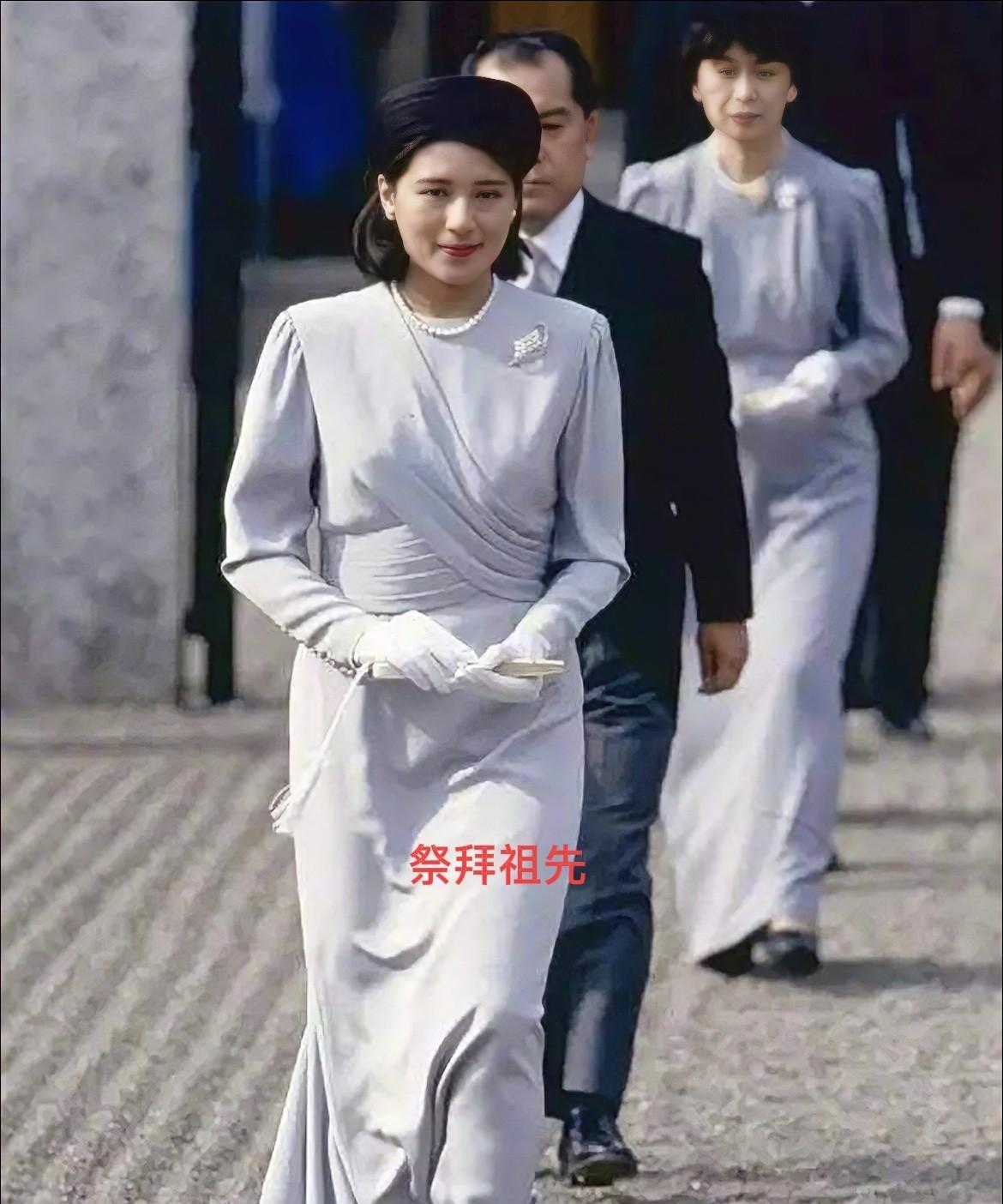 1993年1月13日，小和田雅子正式应承婚约，自家中启程前往皇宫，日本皇室这桩婚
