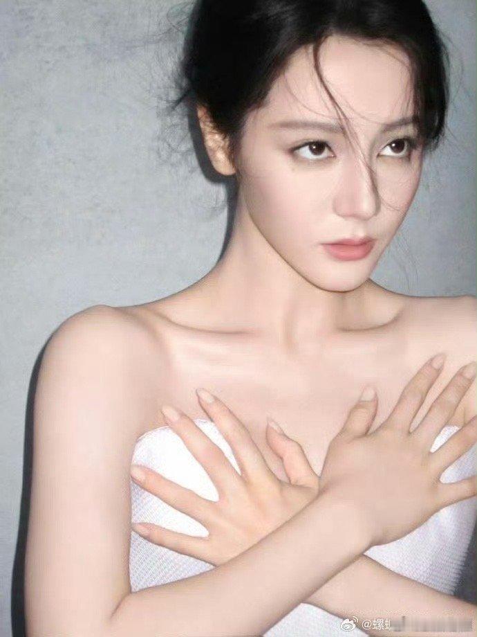 谁给迪丽热巴开的美颜热巴美颜开太大了吧！[捂脸哭]原相机直出就够美了，这滤镜都快