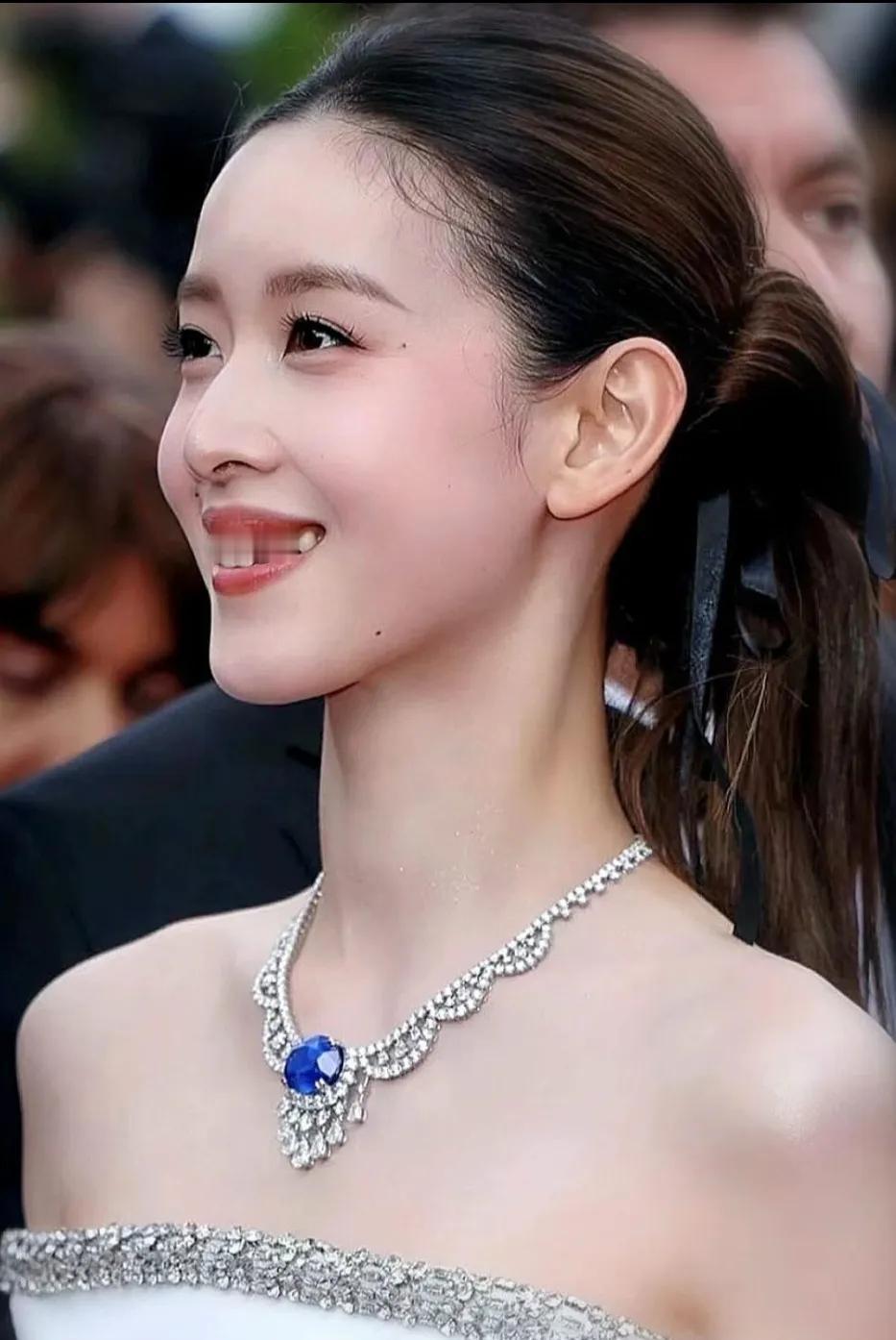 京东老板娘章泽天一出来，感觉瞬间坐不住了，不是她脸长了，也不是她嘴巴变样了，而是
