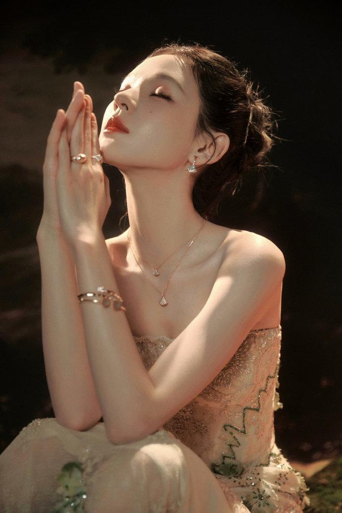 冬日国剧盛典，张予曦一袭缀满绿意刺绣的鎏金抹胸礼裙惊艳亮相，裙身碎钻在光影里流转