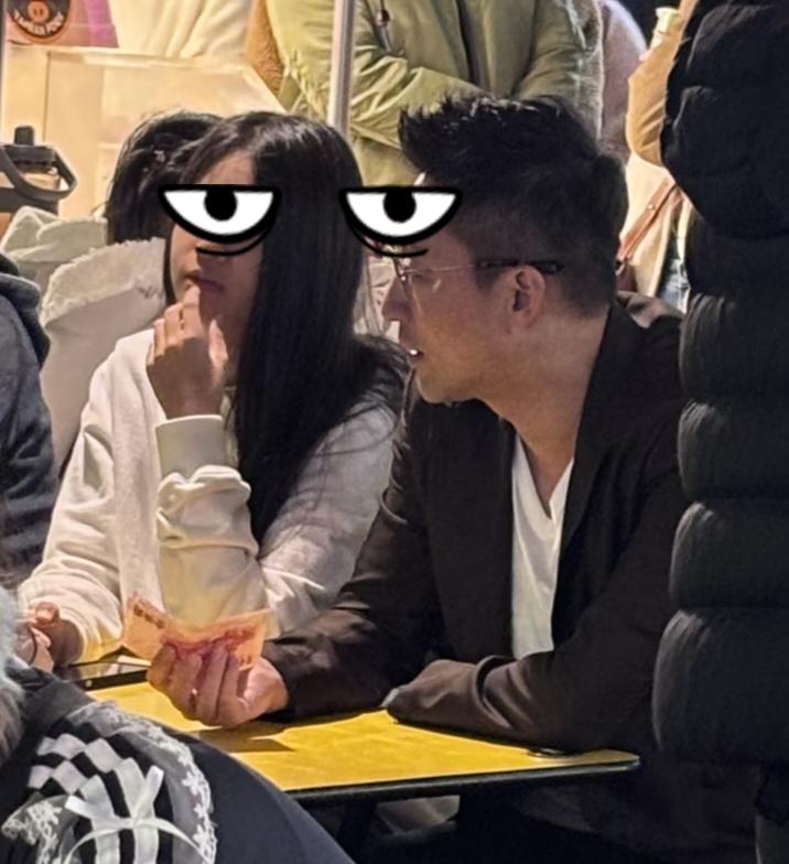 1月1日元旦，汪小菲和家人在台北夜市吃烧烤，老婆马筱梅、女儿小玥儿、儿子霖霖和保