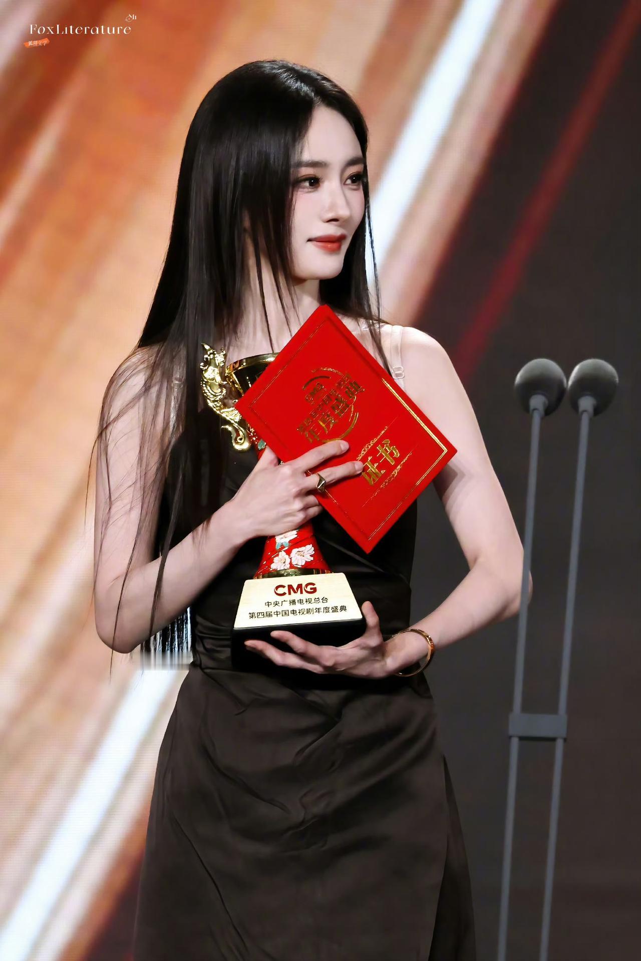 杨幂拿下总台视后这一荣誉，不只是对她近年演技突破的正式盖章，更是给今年白玉兰奖的