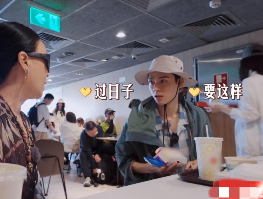 龚俊在汉堡店吃完汉堡后，还剩下一袋番茄酱，他想拿回家做番茄炒蛋，那英见状立刻阻止
