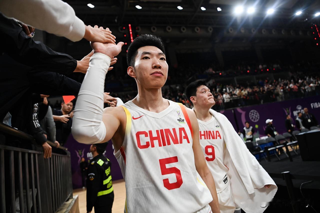一场国家队热身赛，发现3个无奈的事实。当国家队主教练也很无奈，不上赵维伦被球