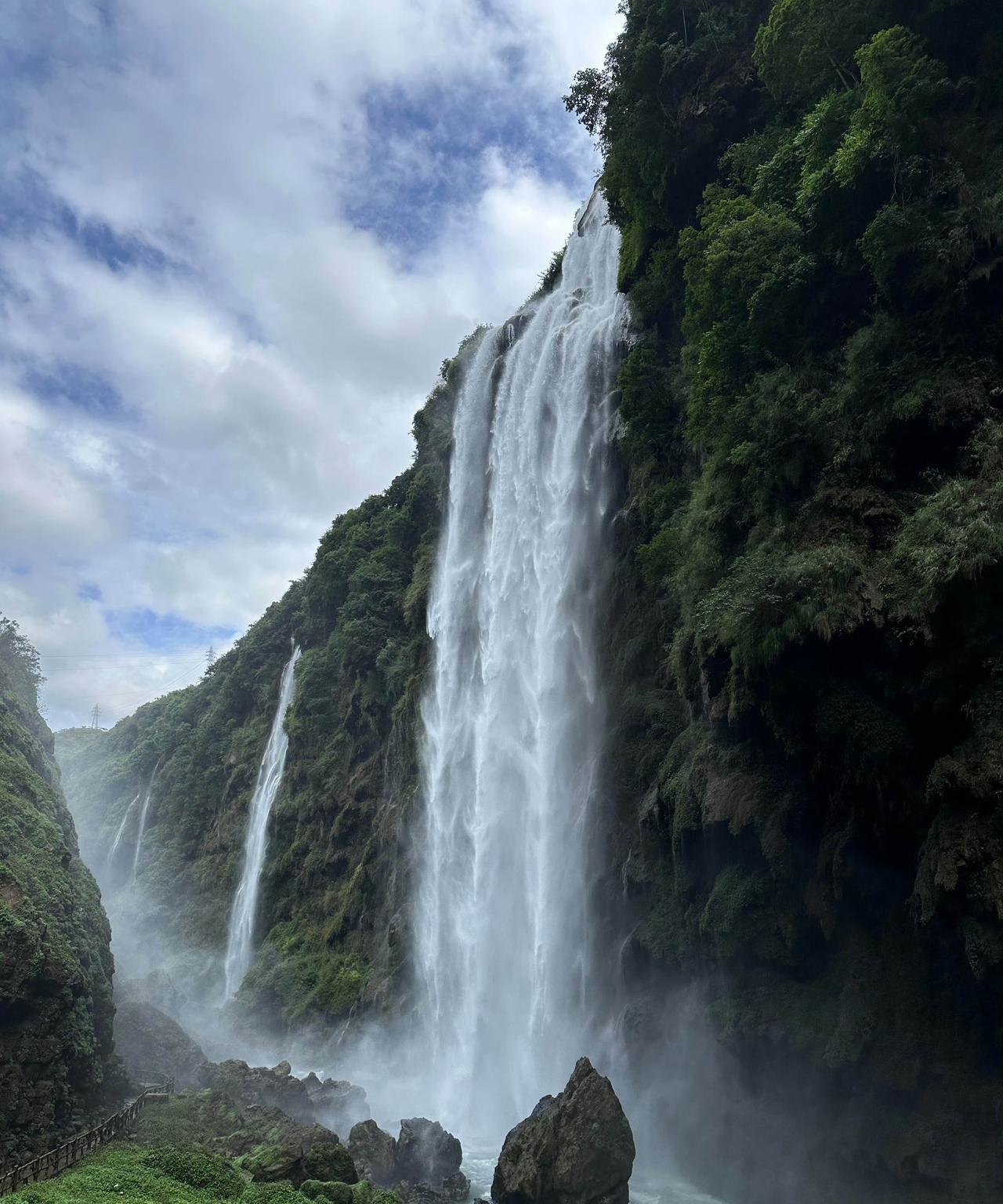说的就是马岭河峡谷啊！真的像地球被狠狠撕开一道口子，却意外美得惊心动魄——造山