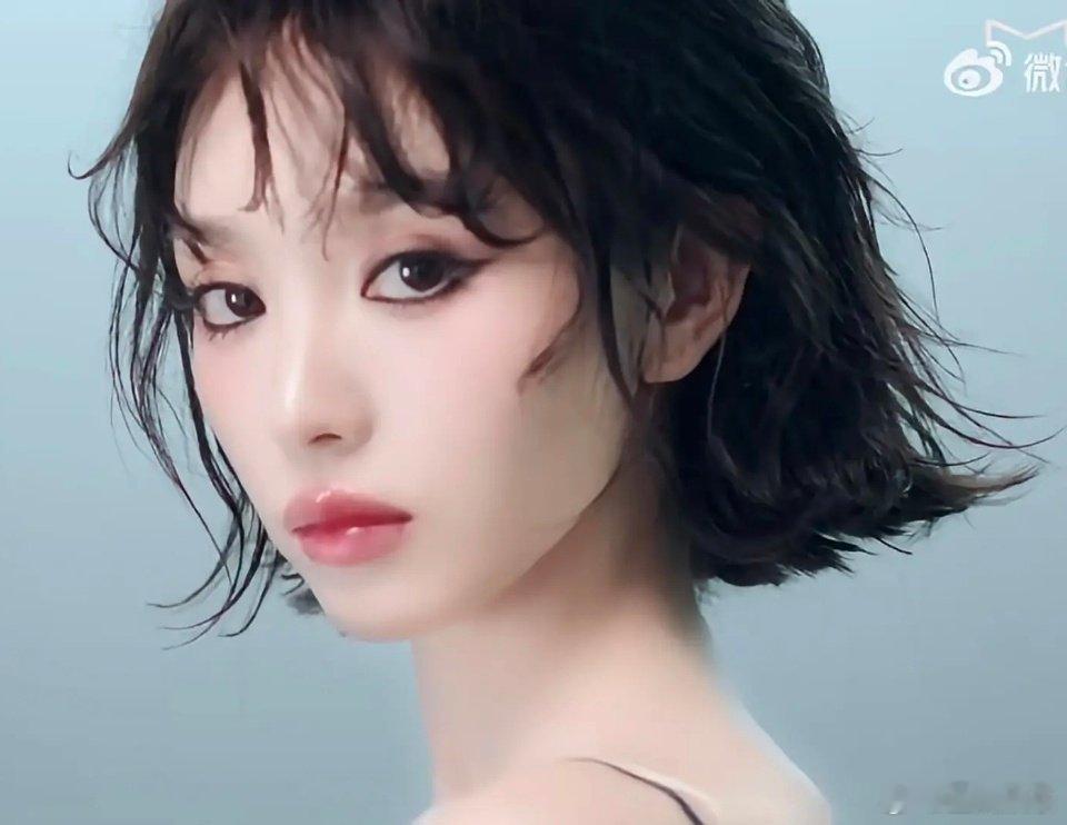 李兰迪和田曦薇这造型谁抄谁的？​