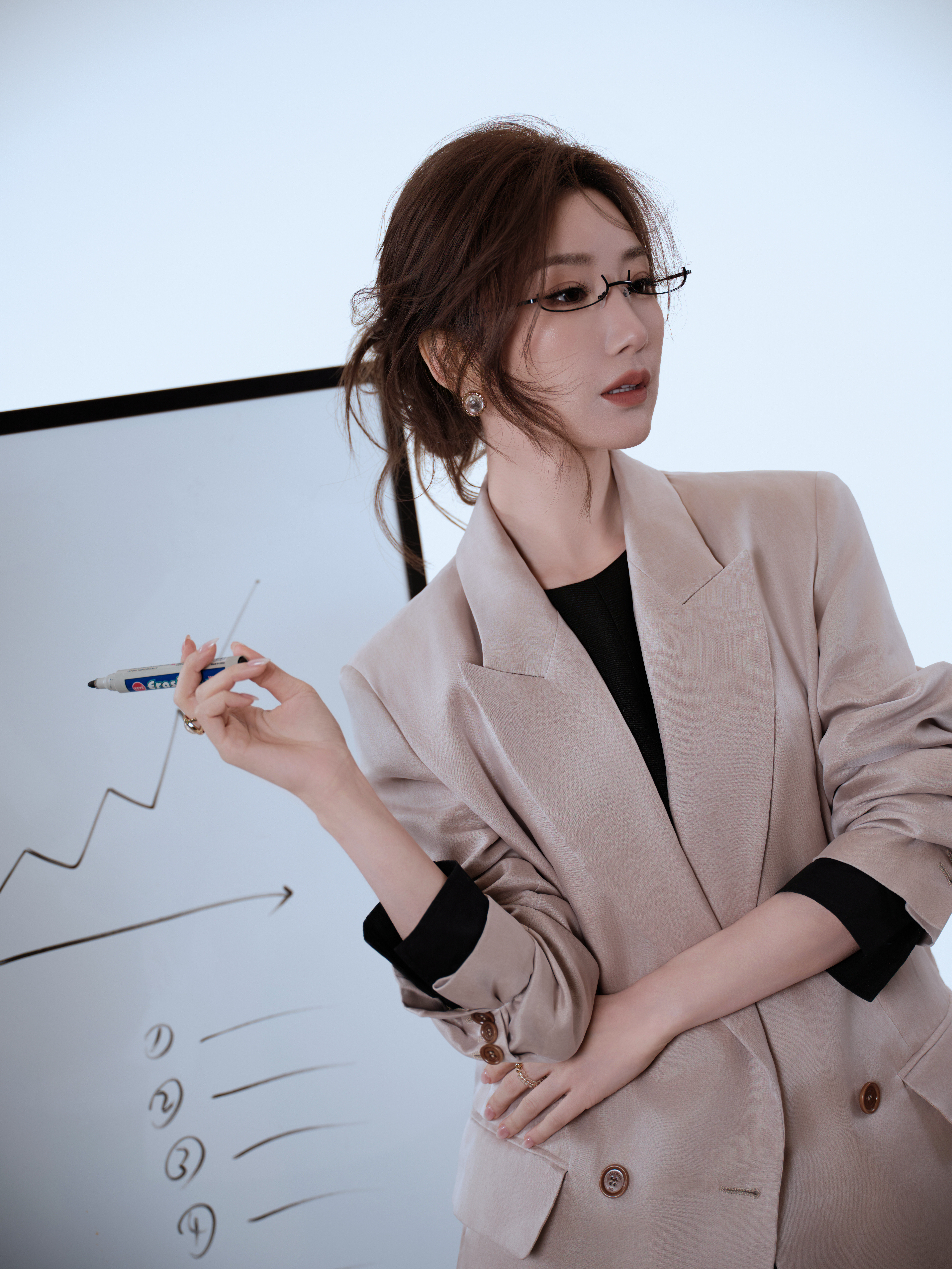 毛晓彤西装+百褶裙，是职场里偷偷藏住的少女心，甜酷刚好。