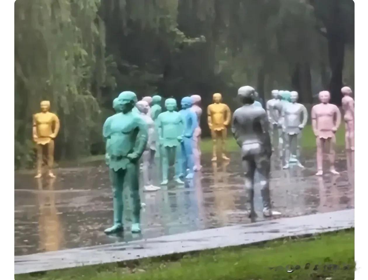 最近，上海市青浦区东方绿舟景区内的渔人码头附近，一组由48个彩色人形玻璃雕像引发