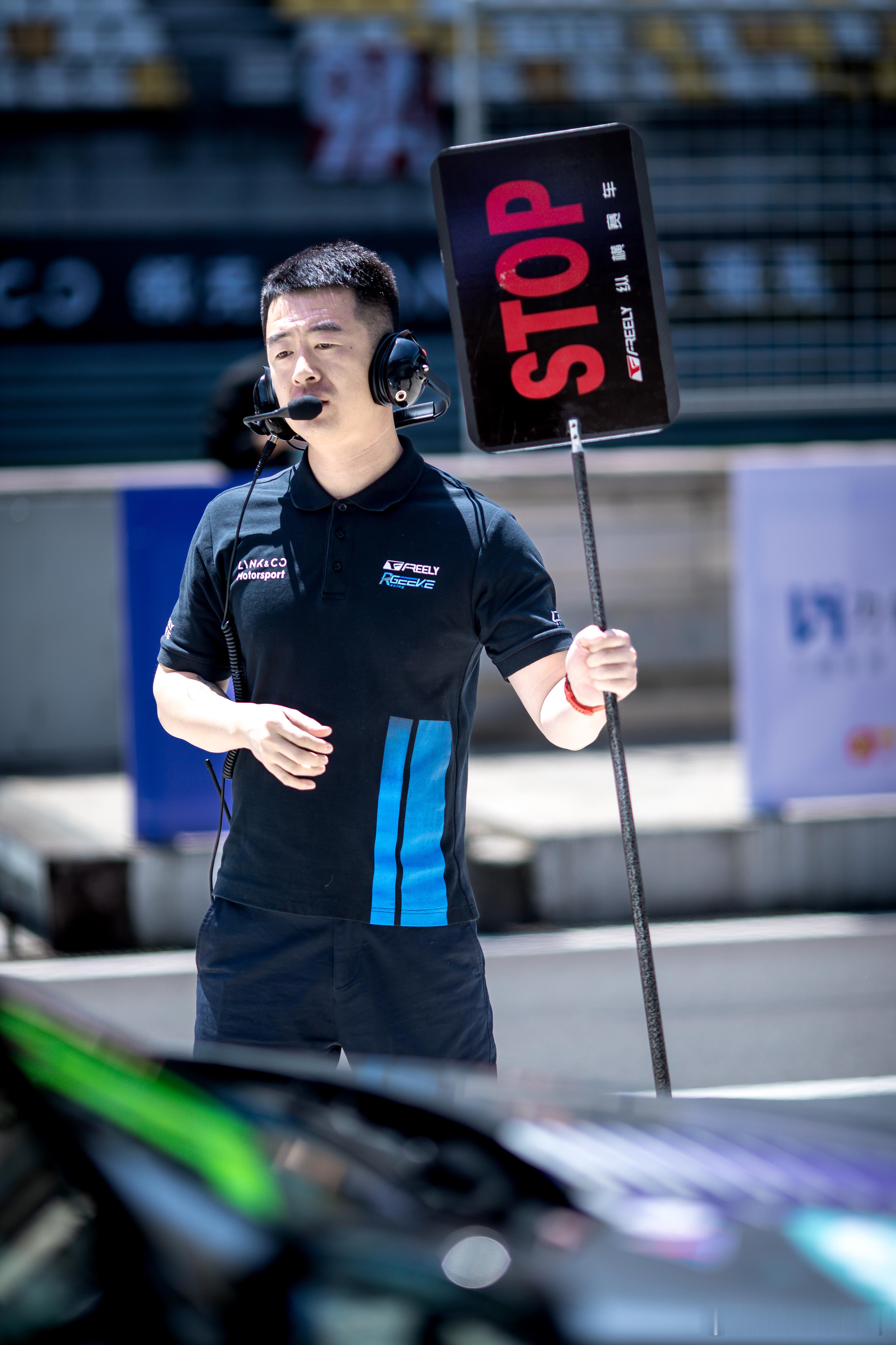 我是赛车场指挥停车的～