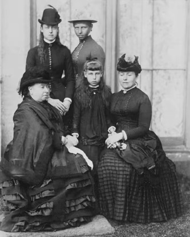 【来自投稿】英国女王维多利亚和她的后代们：（左起）维多利亚女王，孙女威尔士的维多