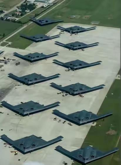 美国B-2隐身轰炸机有个致命弱点！因为B-2舍弃了速度和机动性，它通常在高度12