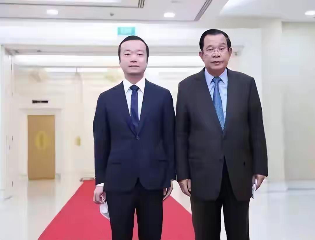 洪森亲王带着两个儿子来东大探望西哈莫尼国王。网友却说，洪森亲王是来看陈志的。网