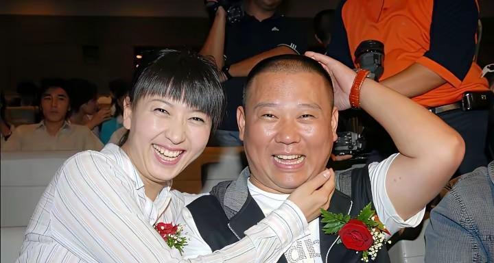 闫学晶在剧组从不主动和人打招呼。她用的是“三秒破冰法”。新演员进组，前三秒最