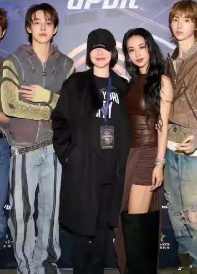 小S最新亮相！近日，小S出席某音乐会，一身黑色长款风衣，黑色鸭舌帽压的很低，一