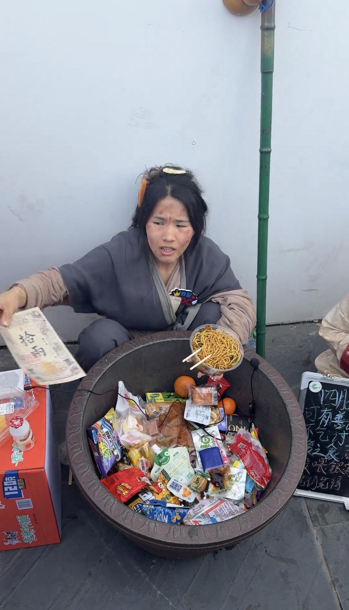 光明正大的乞讨！5月5日媒体报道，江西上饶的婺女洲度假景区里，一名女生化身