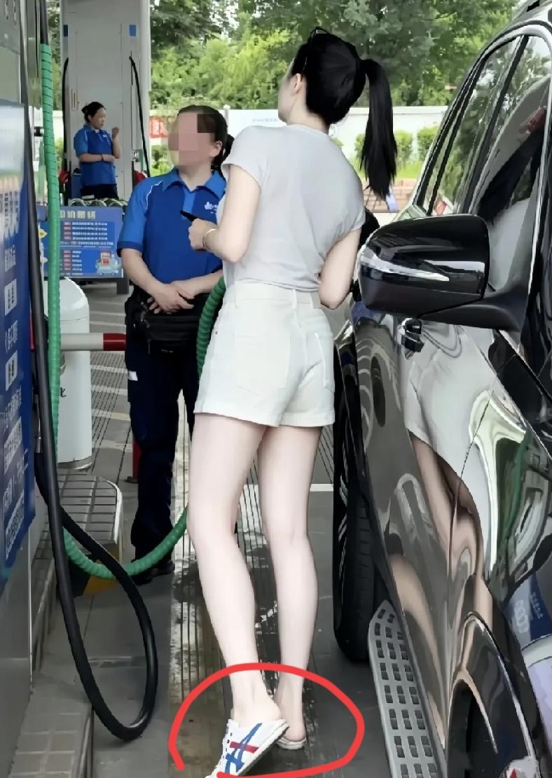 不得不承认！这位美女的身材已经超越了99%以上的女性！她身材苗条，比例极为