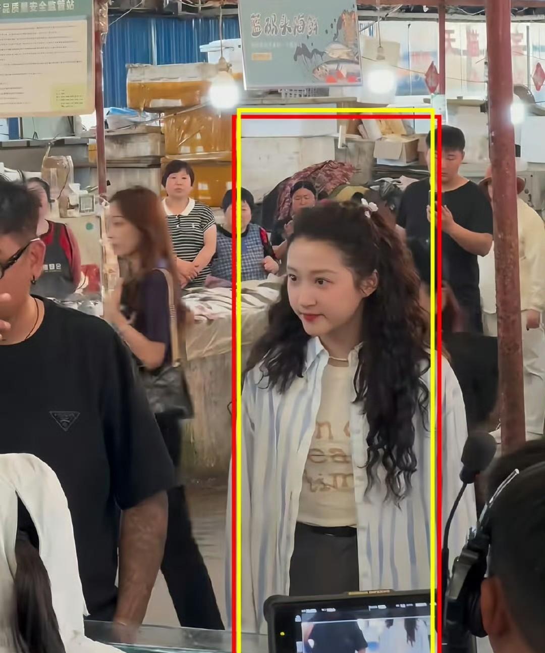 关晓彤拍戏路透照，感觉整个人长相没怎么变，但是气质仪态变化太大了，不过这应该也是
