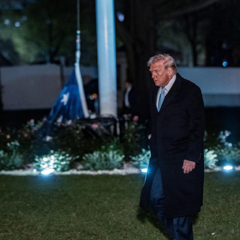 白宫的美国国旗掉了。哎呀呀，这是不祥之兆啊，这可如何是好啊（手抖、摇头晃脑、走来