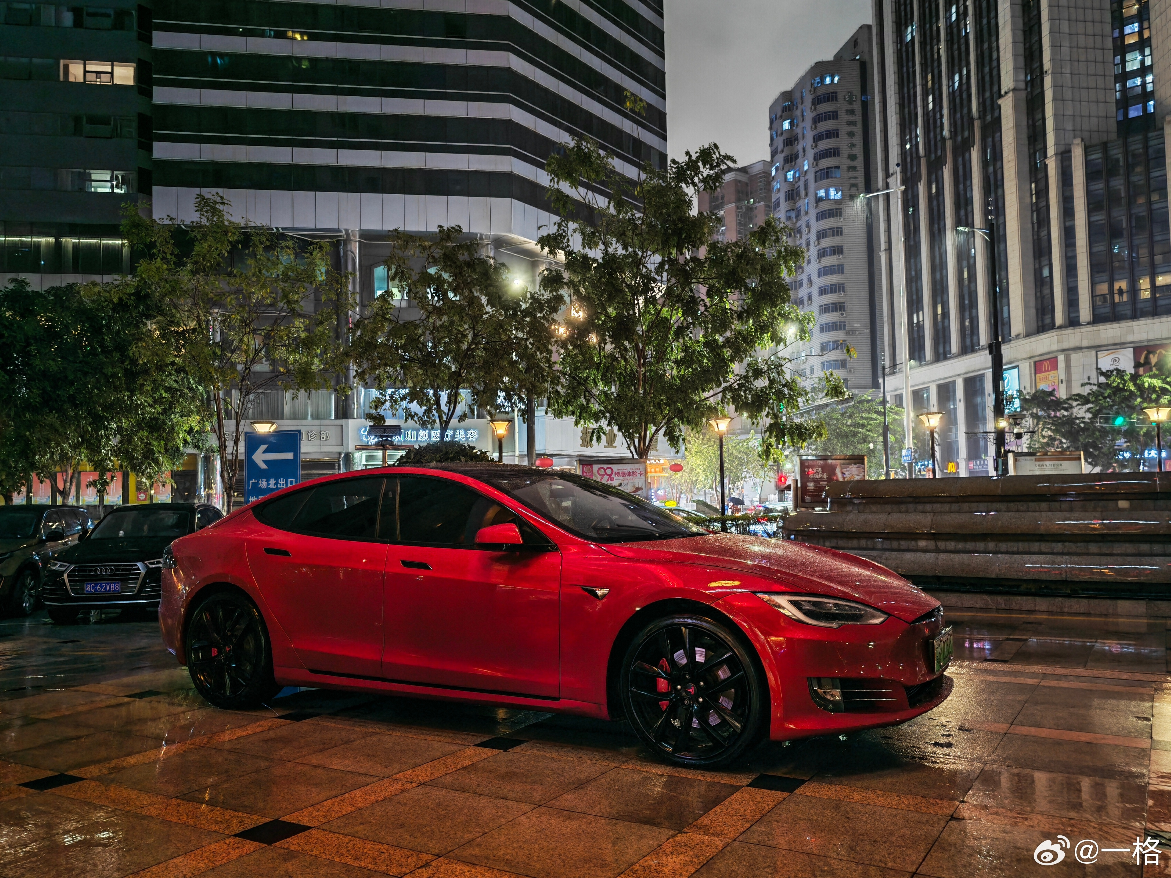 朋友的ModelS，红色还是漂亮