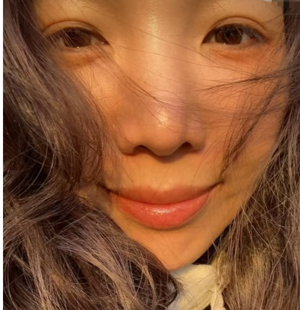张婉婷高调晒出和宋宁峰带俩孩子出门游玩的视频视频里张婉婷化着精致的妆容，笑得