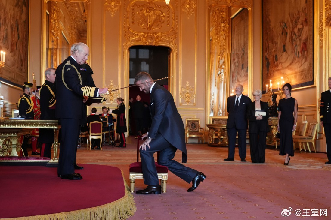 英国王室🇬🇧11月4日，恭喜大卫·贝克汉姆，多年等待终于熬到这一天[送花花