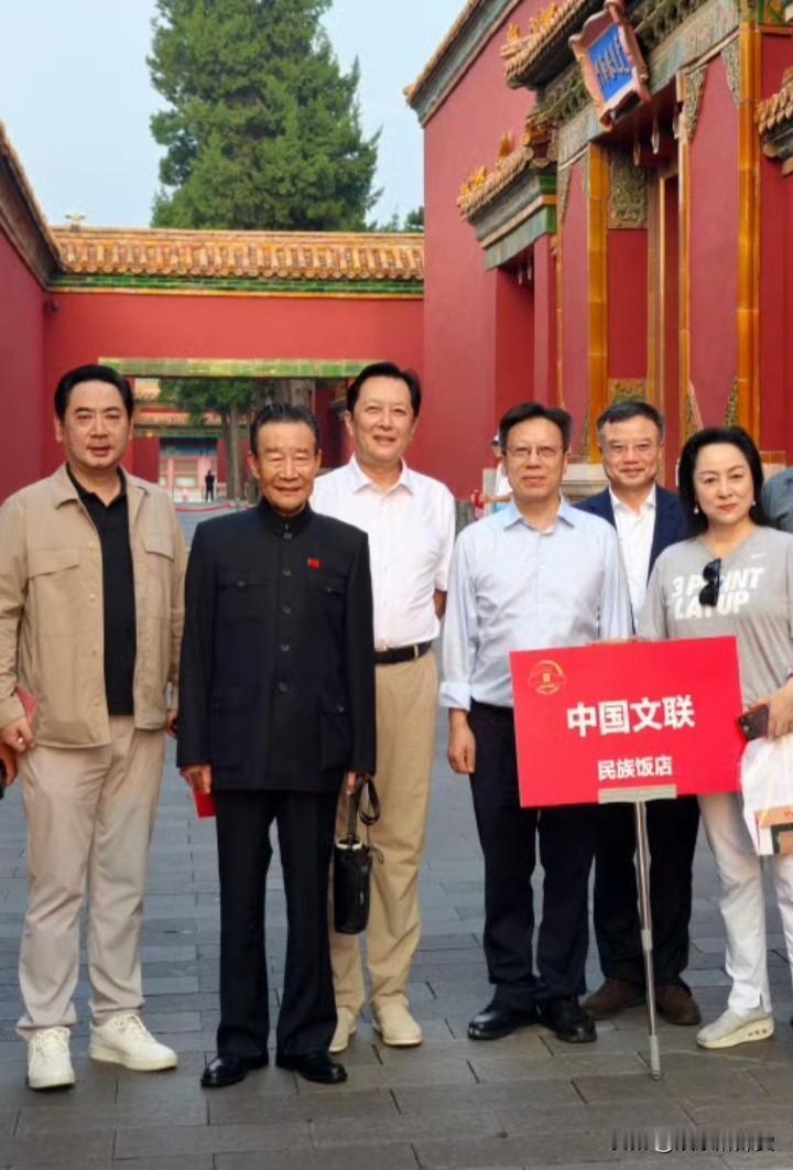 近日，71岁中国文联副主席李雪健和73岁唐国强，61岁刘劲合照，还和兵哥哥合影留