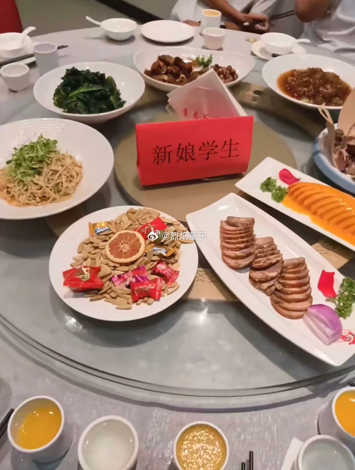 网友评论说：作为学生，看着自己的班主任和别人亲嘴真的是一件顶级恐怖的事[笑cry