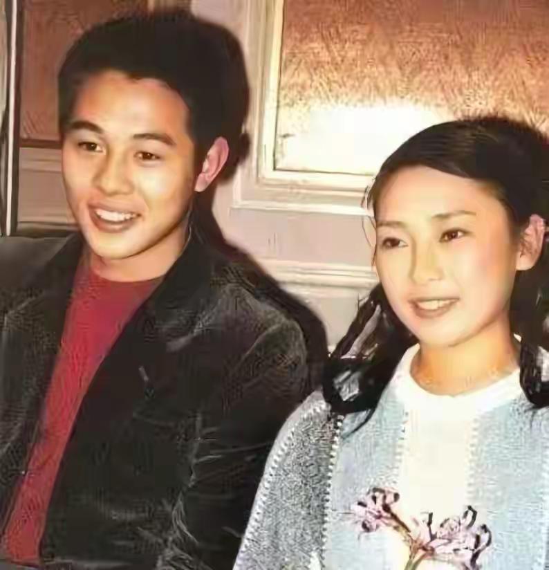 李连杰与利智的合照近日流出，曾经的功夫巨星与亚洲小姐冠军，早已不复当年神采，满脸