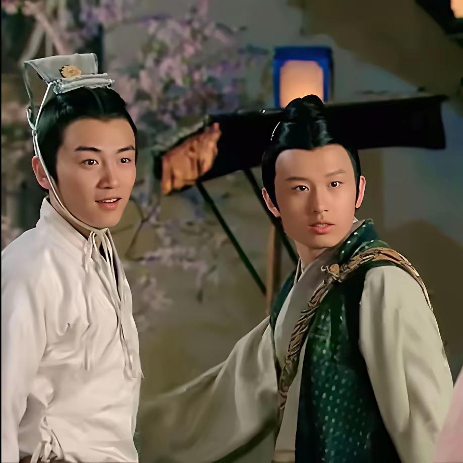 早年成毅给陈晓当配角的画面，现在翻出来看，真是把“颜值气质差”摆在明面上。