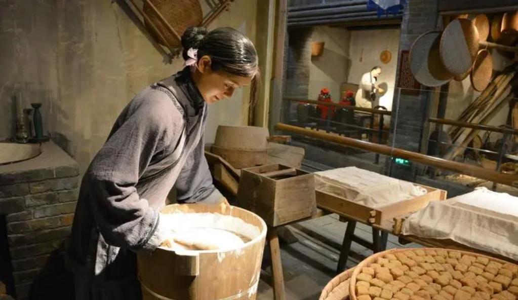 唐朝时候，有个女子在街上卖豆腐，恰好袁天罡路过，很是惊讶地感叹你唇红齿白，应该是