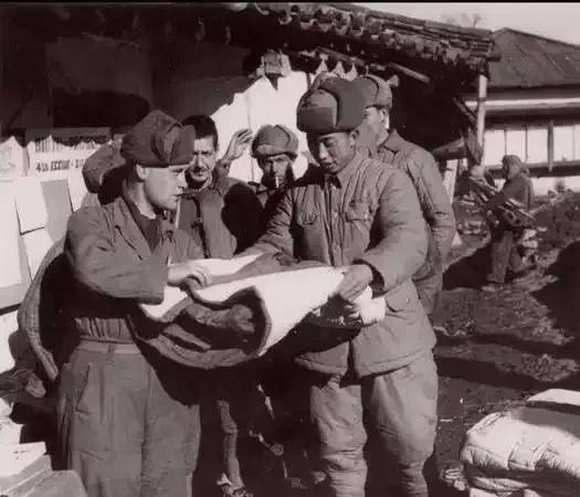 1952年，朝鲜战争陷入僵持，斯大林在莫斯科召集中朝苏三方会议，商讨战局。谁也没