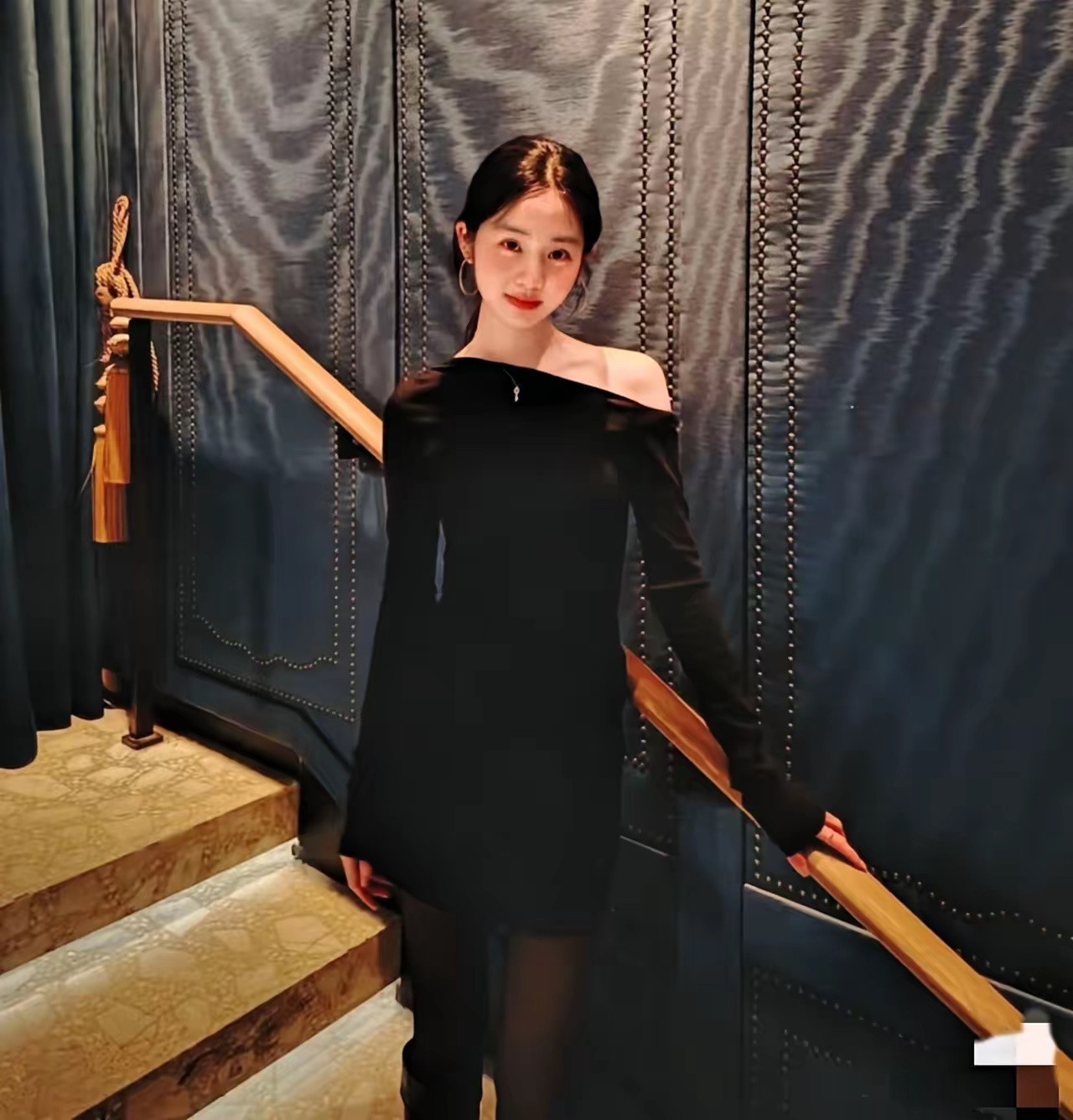 黄多多晒出照片，应该是庆祝20岁生日的聚会！有一说一，她真的是万里挑一的漂亮，遗