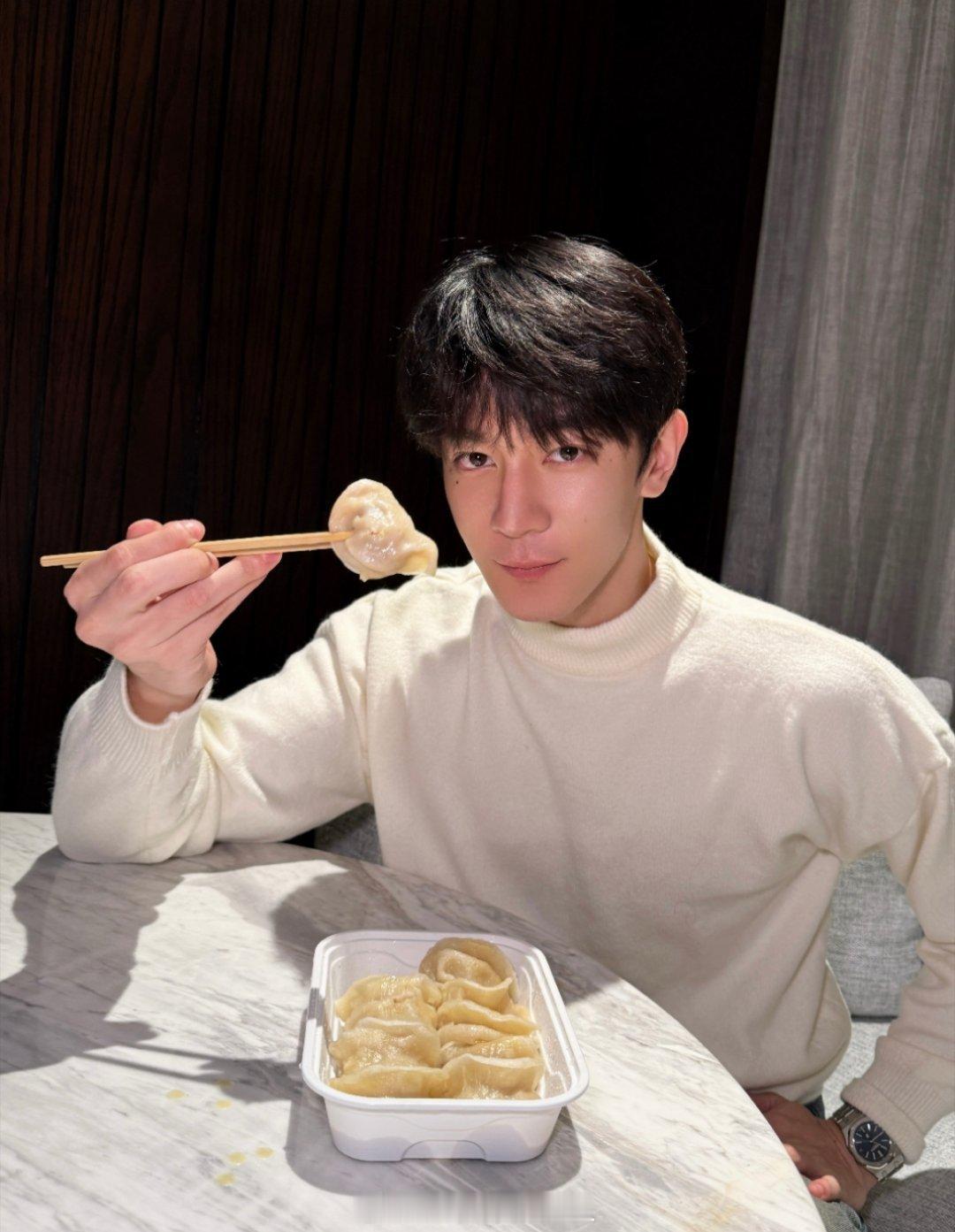 夏之光今日新身份：节气外加美食博主，比饺子更好吃的其实是帅哥😋