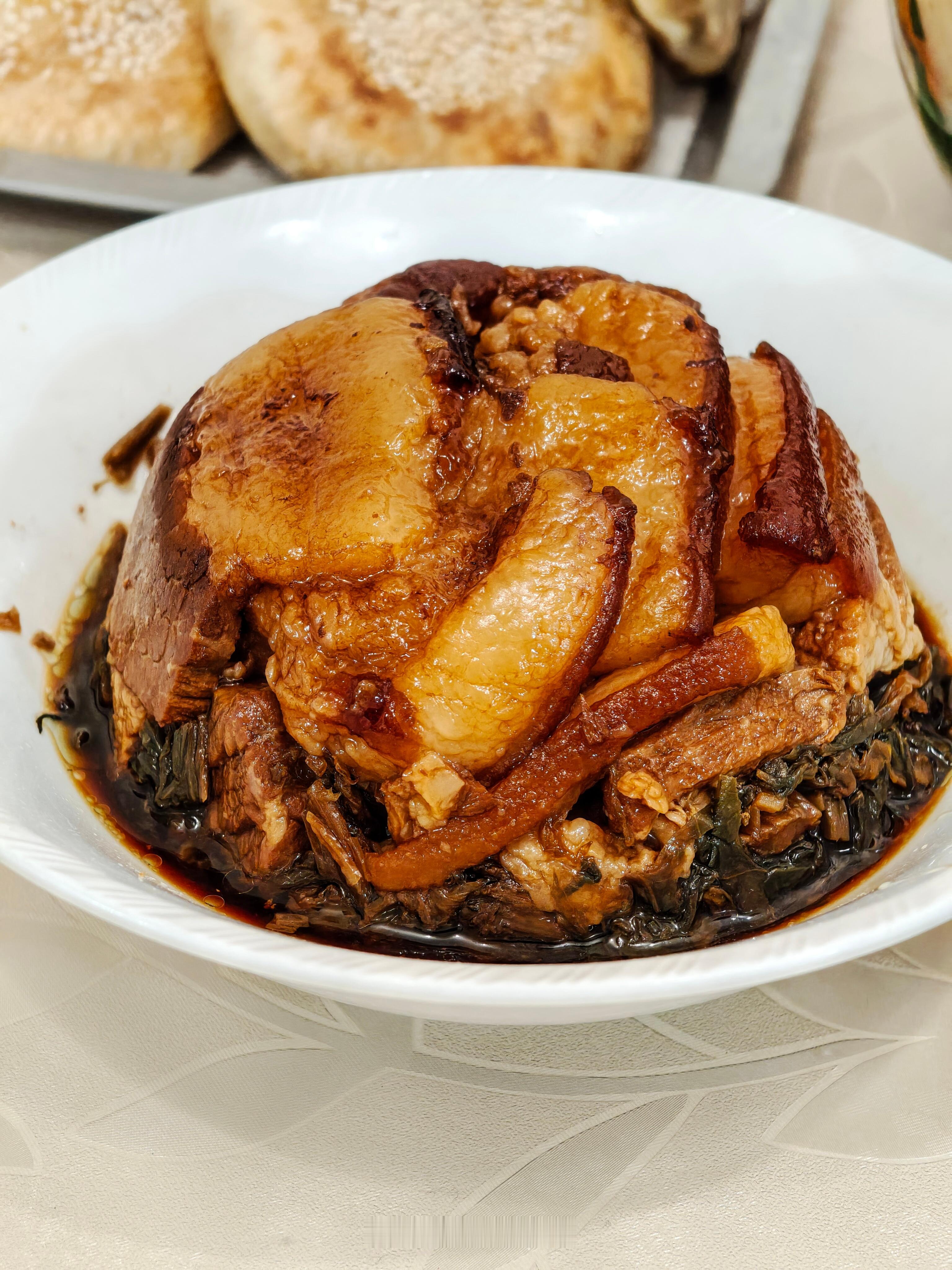 大学的时候，学校里有一家食堂做的粉蒸肉很好吃，算上米饭五块钱一份，可以说是经济实