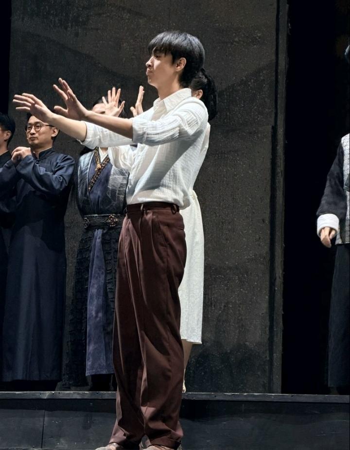 哈哈，9月27日郑州，秦霄贤已把郭德纲的《卿卿误我》演到第32场了，而9月26日